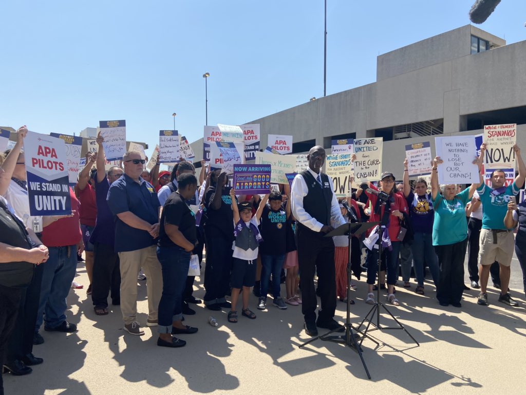 TODAY! Airport workers, pilots &amp; flight attendants- from the curb to cabin- are calling out <a href="/AmericanAir/">americanair</a> for corporate greed that’s hurting passengers &amp; workers. We're demanding Congress FIX this so workers have the pay &amp; benefits they deserve! #GoodAirports #UnionsForAll
