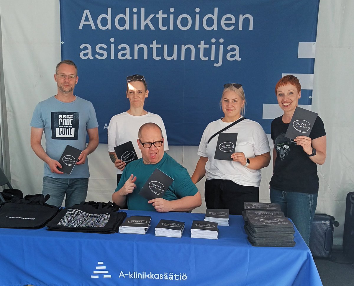 Päivystämme tällä porukalla seuraavat pari päivää SuomiAreenassa Kansalaistorilla. Teltallamme järjestetään alpakoiden syysmuotinäytös, karatetyöpaja sekä keskustelua addiktioista ja niiden puheeksiotosta työelämässä. Tai ainakin jotain näistä.