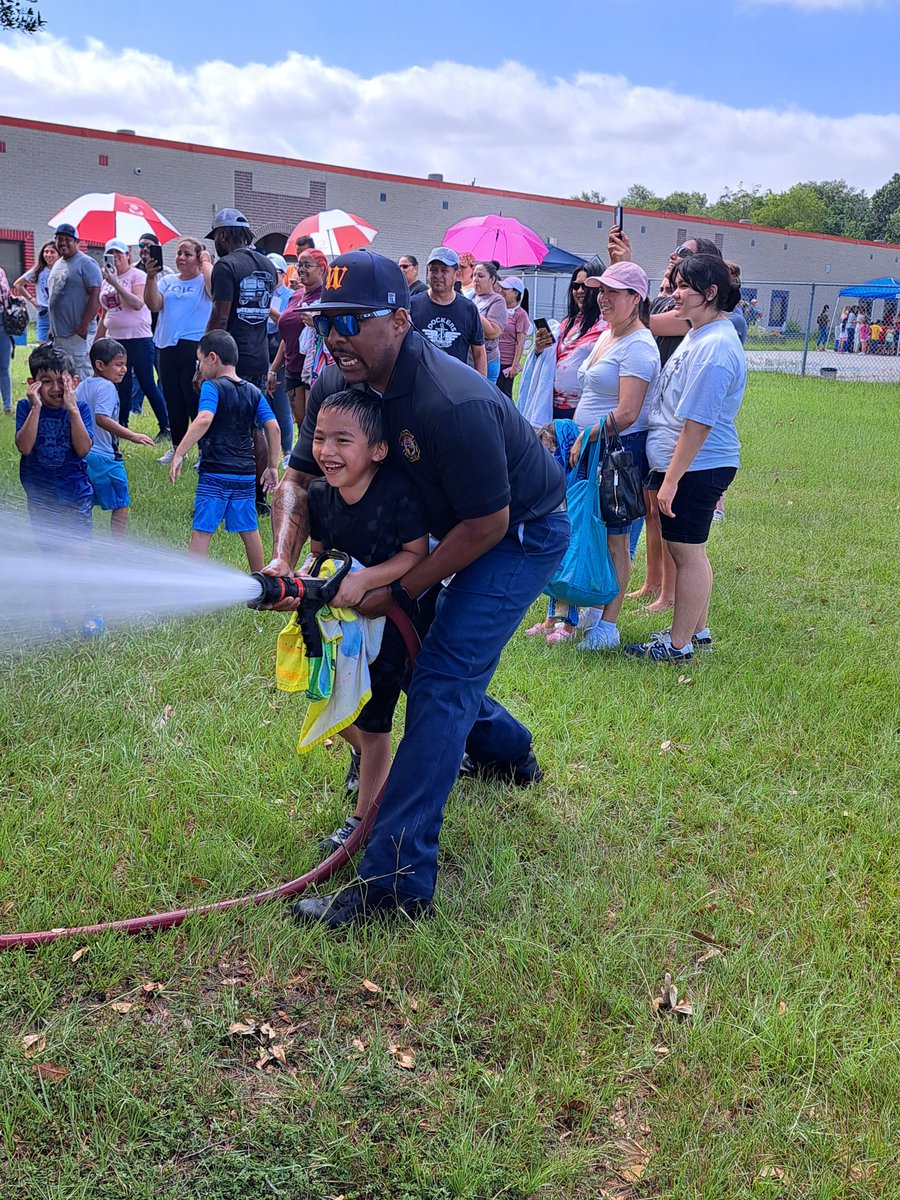 Hinojosa_AISD's tweet photo. @Hinojosa_AISD and @Keeble_AISD summer fun!  "We don't stop playing because we grow old, we grow old because we stop playing"  --George Bernard Shaw.  May we all continue to be big kids!! #AldineRUSH #AldineConnected #AldineConectado https://t.co/da8ARYwjJf