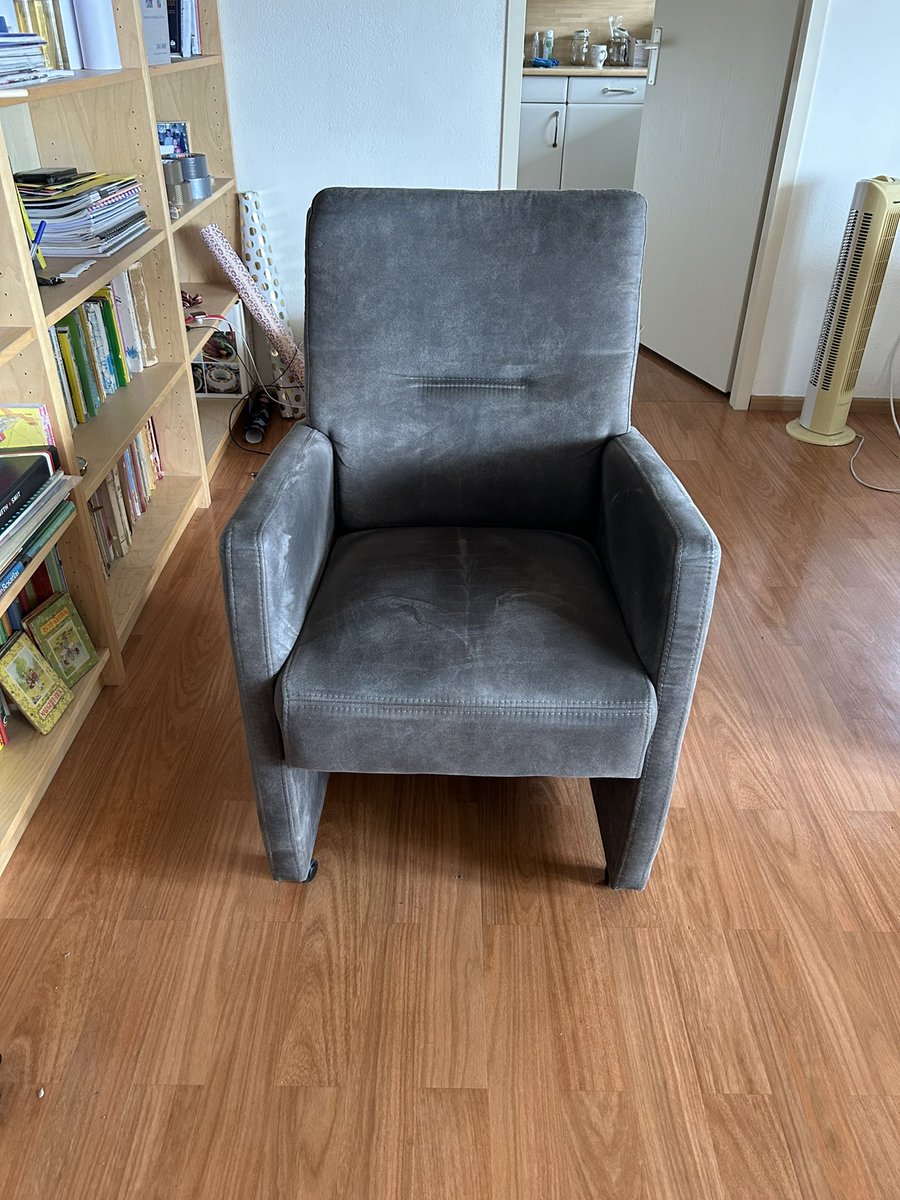 M_Troostwijk's tweet photo. 6 mooie eetkamer stoelen gratis af te halen in ede rt= lief https://t.co/UOqy1xcOsR