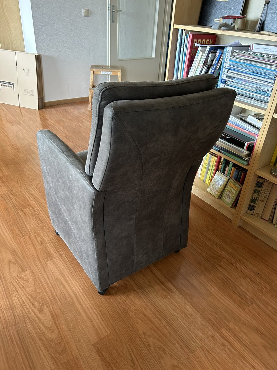 M_Troostwijk's tweet photo. 6 mooie eetkamer stoelen gratis af te halen in ede rt= lief https://t.co/UOqy1xcOsR