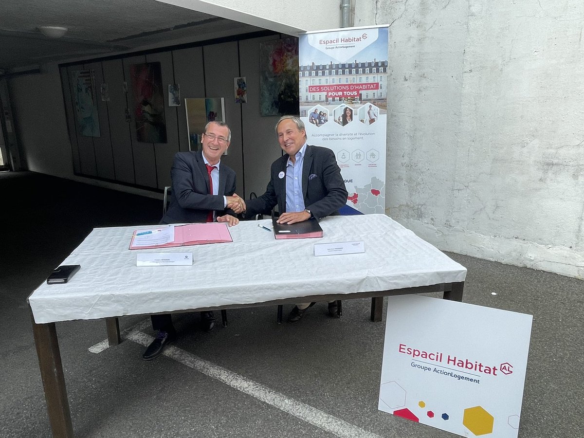 Espacil's tweet photo. 🤝 Signature d’un partenariat avec Pôle Emploi, une réponse à l’emploi saisonnier : une mise à disposition de studios au sein des résidences étudiantes et une mission d’utilité sociale faciliter le logement pour favoriser l’emploi.
👉🏻https://t.co/LQQnsfL8IL https://t.co/elfckURZXW