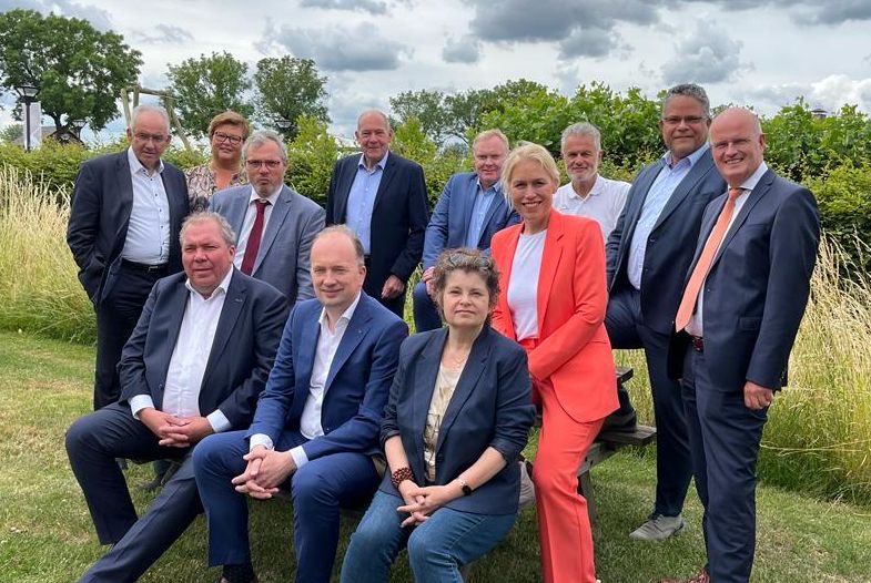 Af en toe bijpraten als goede buren, de college’s van de gemeenten Buren en Neder-Betuwe ontmoetten elkaar in Ochten.