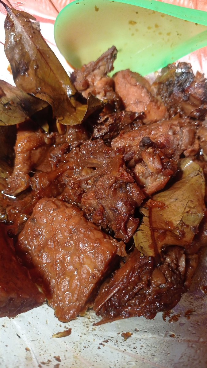 esti_dewanti's tweet photo. Hampir setahun ga masak #bacem lalu memulai lagi masak bacem 3 hari berturut². Mulai dr telor, kepala, ceker, sayap ayam, tahu, tempe. Eh ludes.. saking lamanya ga ngeluarin menu ini di meja makan #masakhariini @kindymoh #ngocehrandom https://t.co/eRVMqlrOyC
