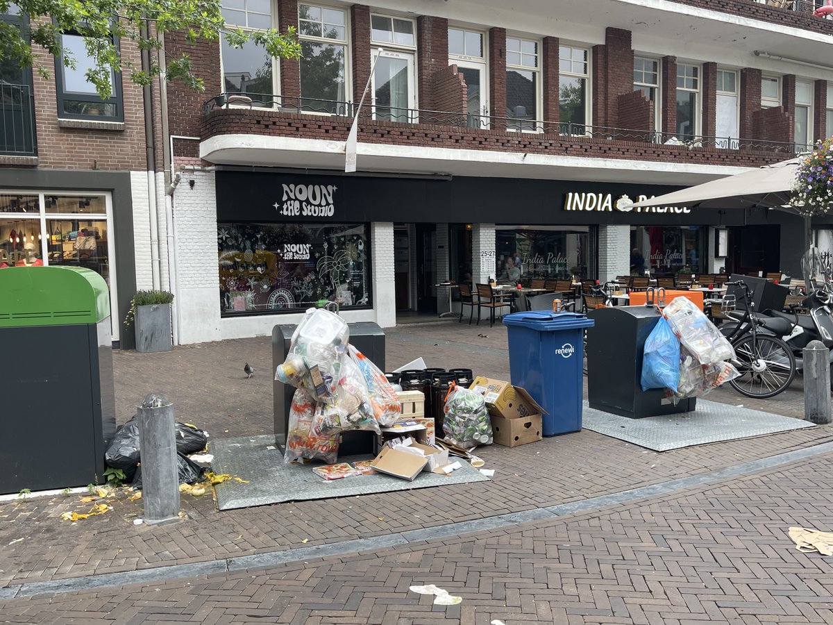 #diftarzwolle
Oude Vismarkt een kwartier geleden. Mooie entree van de binnenstad.. Wat een troep. 
@diftarzwolle
@Gemeente_Zwolle 
@PaulGuldemond 
@ds_Zwolle 
@ZwolleNu_nieuws