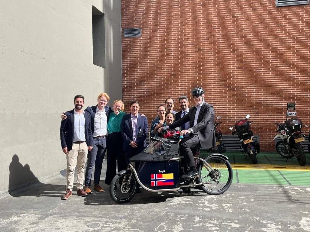 Damos la bienvendia al nuevo medio de transporte de la embajada: La Bogbi 🚲 Una bicicleta eléctrica diseñada y producida en Noruega y Colombia 🇳🇴🇨🇴