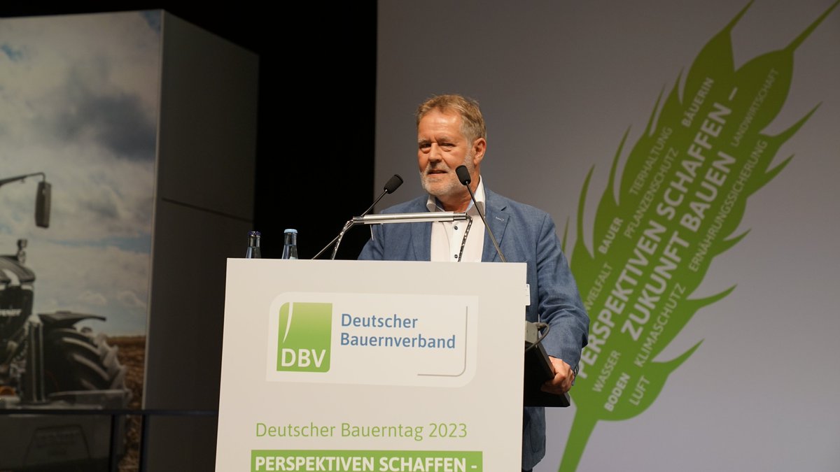 Bauern_Verband's tweet image. Prof. W. Windisch, TU München beim #DBT23: ohne Nutztiere gehe es nicht, aber zugleich müsse Nahrungskonkurrenz durch Nutztiere vermieden werden. 1 kg pflanzliche Nahrung hinterlässt 4 kg nicht essbare Biomasse – das gilt es durch Landwirtschaft zu verwerten.