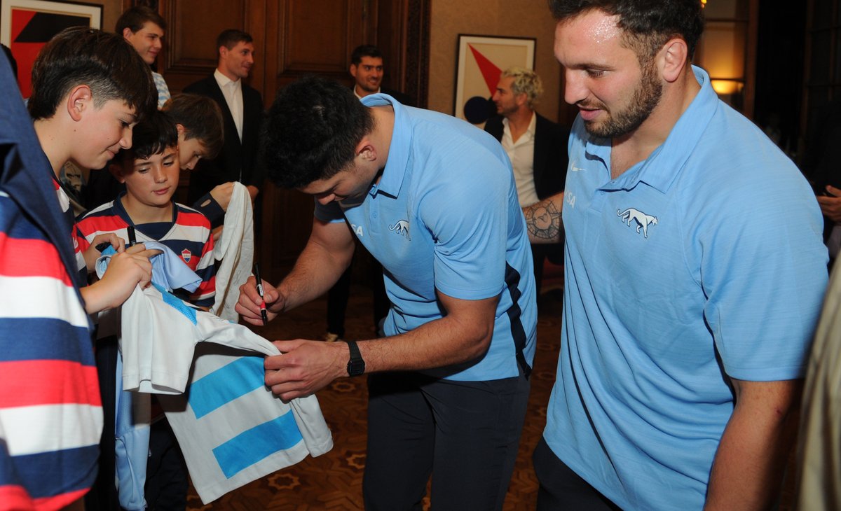 FranceArgentine's tweet photo. En @FranceArgentine compartimos un cálido momento con el presidente de la @unionargentina, G. Travaglini, jugadores de @lospumas que participarán del Mundial @France2023, exjugadores de la aventura 🇦🇷 de 2007, miembros de @lospumas7arg, y la M14 del @_oldresianclub, entre otros. https://t.co/DDEJFUYlrl