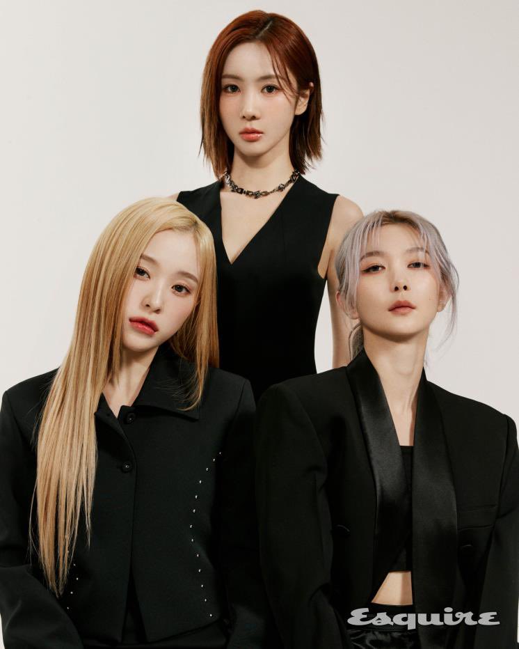 Full group enchantment! Dreamcatcher unveils their captivating B-cut pictorial for Esquire, mesmerizing fans with their irresistible charm. 🖤
