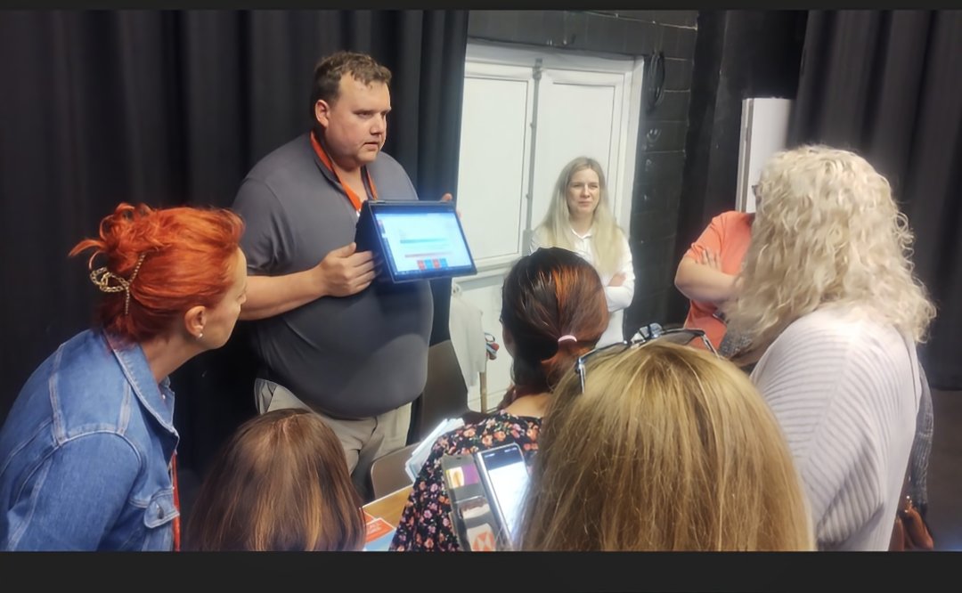 GlynRogers's tweet photo. Another fantastic digital 'triangles' session today. Here's Mark showcasing his **beautiful** @Canvas_by_Inst pages and navigation.
@coleggwent #CGPLDays https://t.co/wZqVHQsNOf
