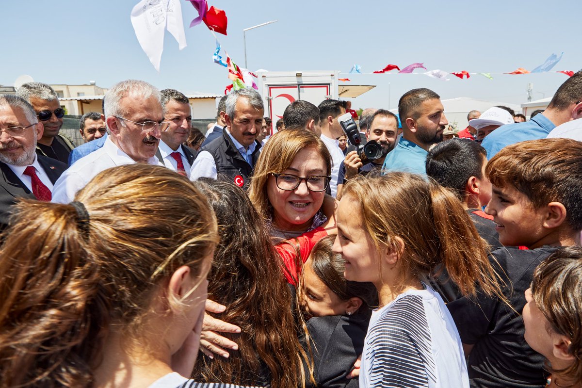 .@TC_icisleri Bakanımız @AliYerlikaya ve Gaziantep Valimiz Kemal Çeber ile #İslahiye Yaşam Kent’te İslahiyeli depremzede kardeşlerimiz ile bayramlaştık.

En kısa zamanda kalıcı konutlara vatandaşlarımızı yerleştirip, tekrar eski günlerdeki gibi evlerinde ziyaret edeceğiz inşallah…