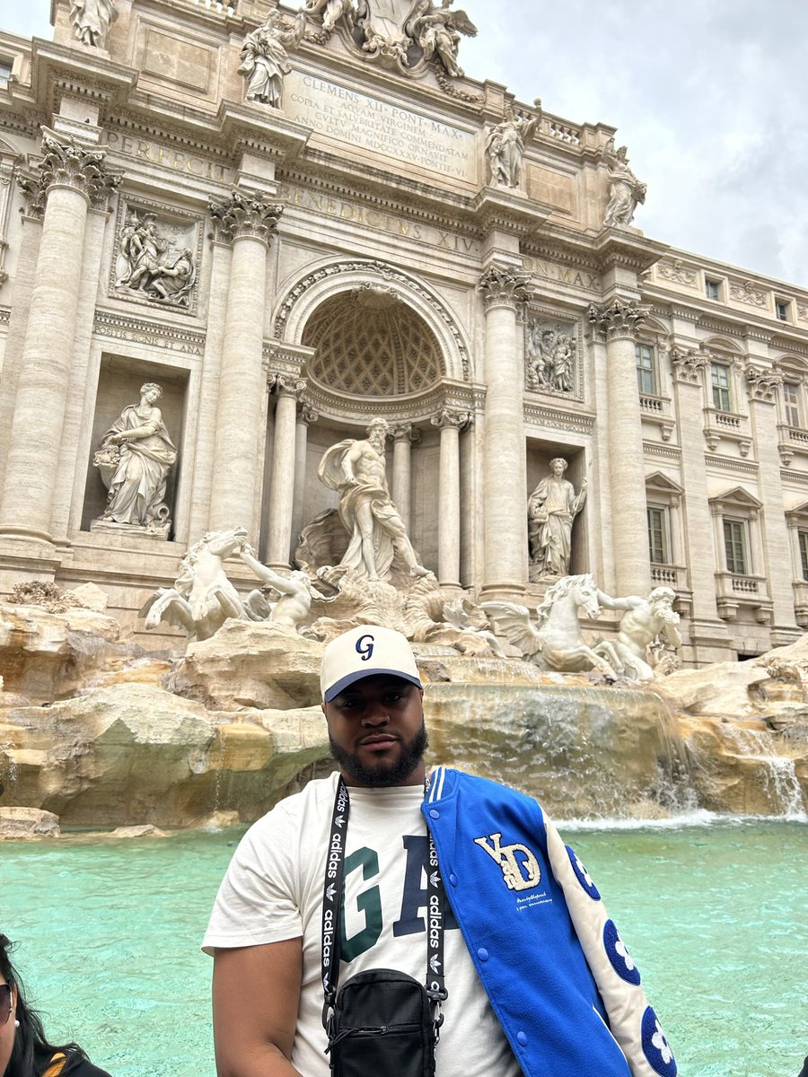 A nigga was under the Lizzie McGuire act at the Trevi Fountain 😭