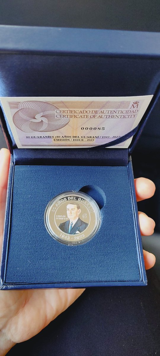Con mi moneda conmemorativa por  los 80 años del Guaraní en memoria de mi abuelo, el Dr. Carlos Alejo Pedretti. Muy agradecida y honrada al <a href="/BCP_PY/">Banco Central del Paraguay</a> <a href="/BCPCultural/">BCP Cultural</a>