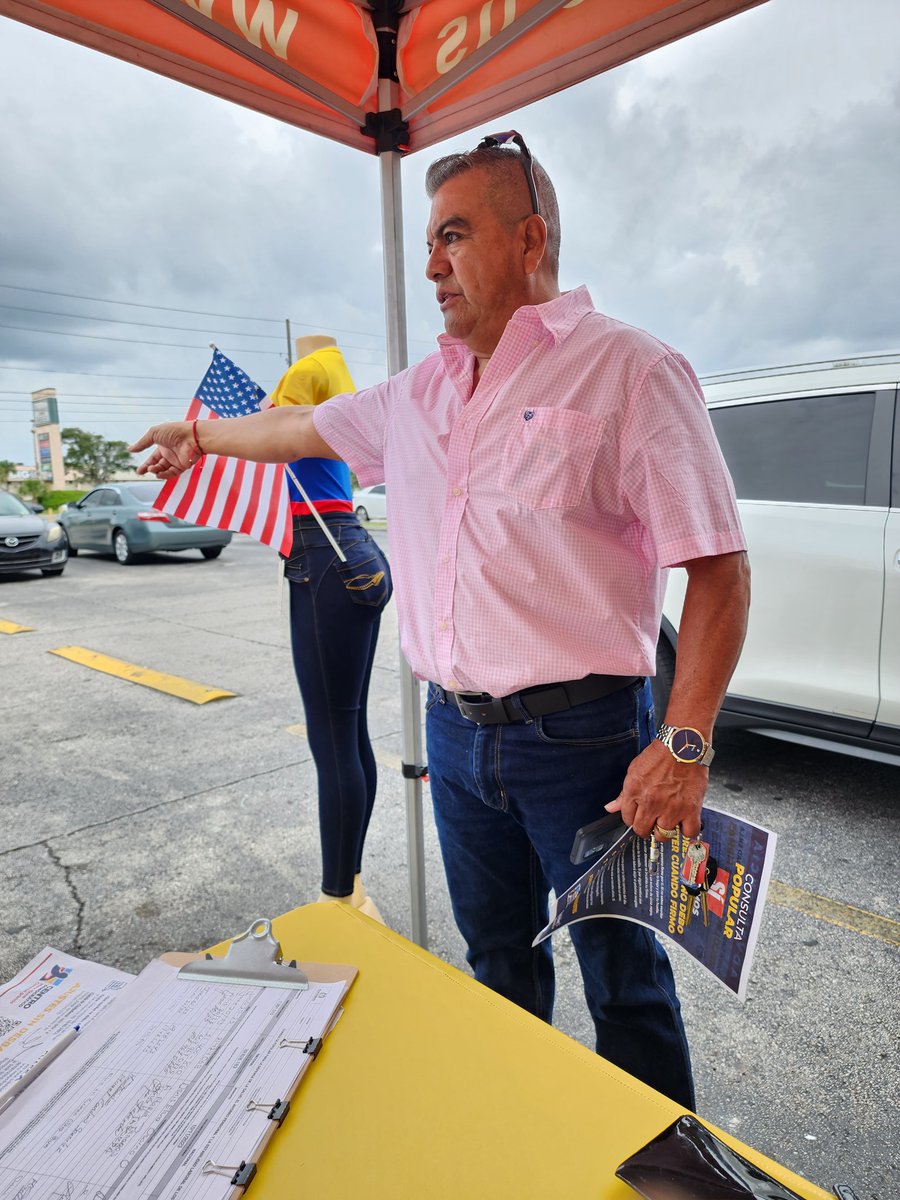 ArmadasColombia's tweet photo. #Colombianos en #Orlando firmando el #SIDefendemos por nuestros derechos no a las #PetroReformas
@CeDemocratico
@AlvaroUribeVel
#VivaColombia
#ColombiaGrandeRespetadaLibre https://t.co/oESPj5KHI6