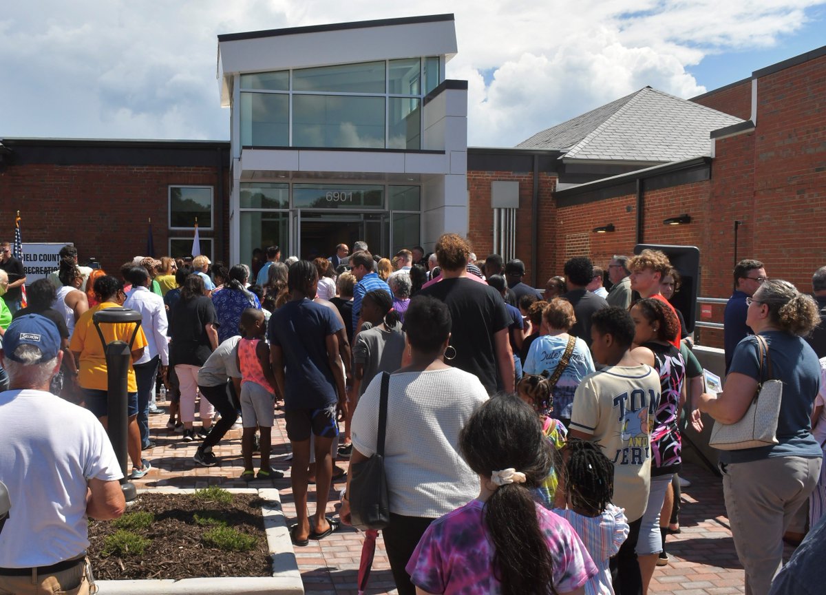 ChesterfieldVa's tweet image. We want to give a HUGE thank you to everyone who came out to the Beulah Recreation Center Ribbon Cutting and Open House! 🍦🌭 We had a blast celebrating the opening of this new community facility with @CCPRVA. Learn more about our new facility here: bit.ly/3r4OXMf.