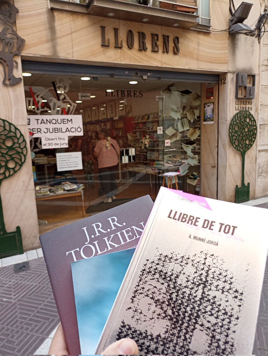 raulmaigi's tweet photo. 📚 Última compra a la històrica llibreria Llorens de Vilanova i la Geltrú, que tanca per jubilació.
Rosana, gràcies per tants anys de dedicació a la cultura i els llibres, us trobarem a faltar! 📚
#llorensllibres #vilanovailageltrú https://t.co/hdLgYmsaE4