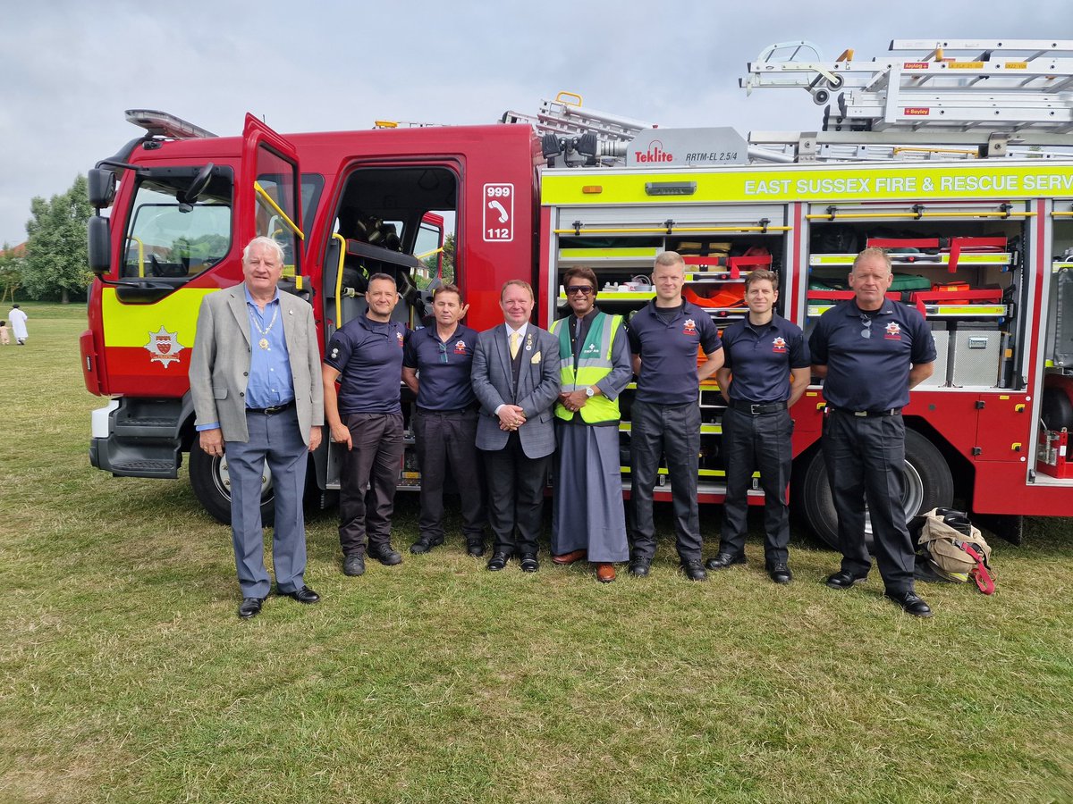 Great to see @SaferBusinesses supporting today's Eid Mubarak celebrations in Bexhill on sea, community liasion is so important and their presence always serves to remind us about fire safety in the community @CFOESFRS @ESFRSJKing @Abul_Azad786 @BattleESFRS @RyeESFRS