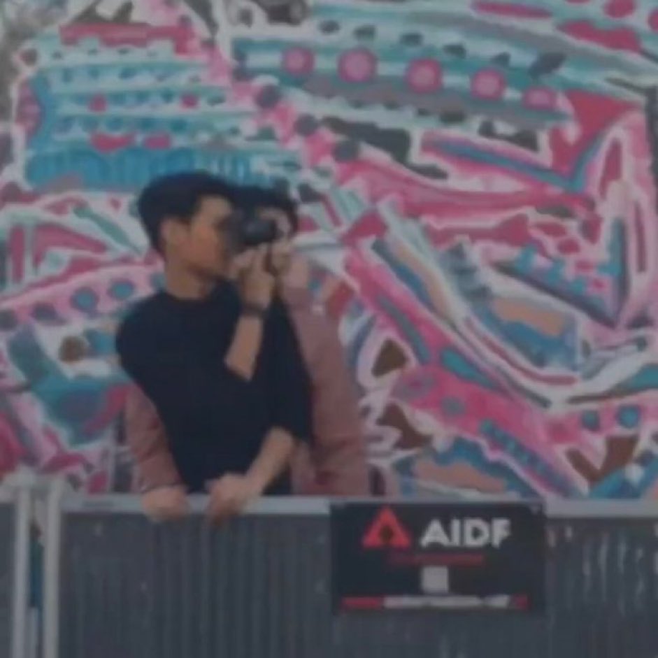 hundredlatte_'s tweet photo. who among all of you edited this blurry photo and added a hand on that fence making me let out the biggest scream at 12 am COME OUT 😭😭😭 https://t.co/NdduZAcpHb