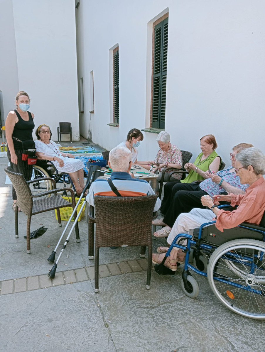 Hospital de Sitges (@hospitalsitges) on Twitter photo 💚 Hem estat fent un doble taller creatiu: un de fanalets i un d'art amb material reciclat (emmarcat en les activitats del <a href="/SitgesReciclArt/">Sitges ReciclArt</a>).
#Sitges #EnvellimentActiu #ReciclArt 💚 Hem estat fent un doble taller creatiu: un de fanalets i un d'art amb material reciclat (emmarcat en les activitats del <a href="/SitgesReciclArt/">Sitges ReciclArt</a>).
#Sitges #EnvellimentActiu #ReciclArt