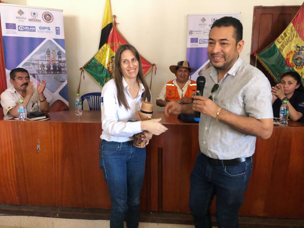 PNUDBolivia's tweet photo. (1/3)

El municipio de #Cabezas, en las puertas del #Chaco cruceño, recibió la visita de la Oficial de Programas de @ECHO_LatAm , Ana María de La Torre y del Viceministro de Defensa Civil, Juan Carlos Calvimontes.

La misión visitará diferentes comunidades indígenas y municipios. https://t.co/iy344IibLm
