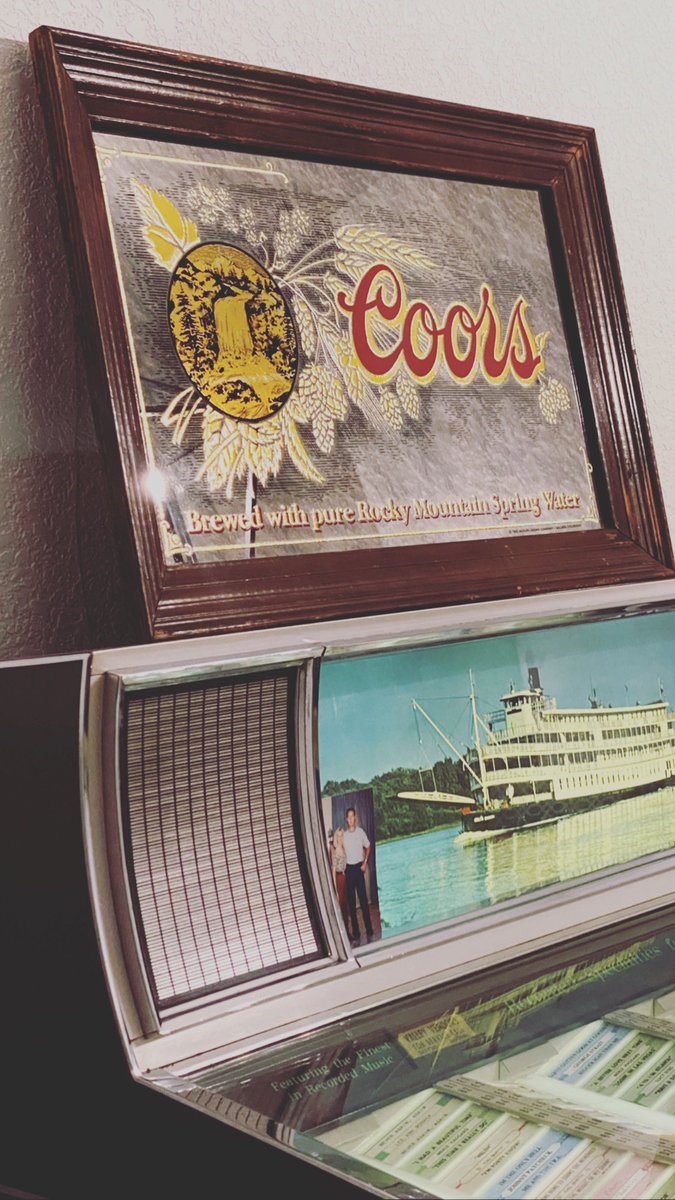 114photography's tweet image. 80’s Art #vintage #BeerSign #Louvre