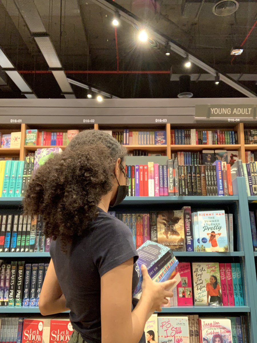 _sxar_'s tweet image. Hi I’m Sxar, I’m new to #booktwt &amp;amp; looking for some moots.

My fav books are: 
⁃The perks of being a wallflower 
⁃Shatter me 
⁃Shadow hunters 
⁃If we were villains 

rt/ if u wanna be moots 🤍