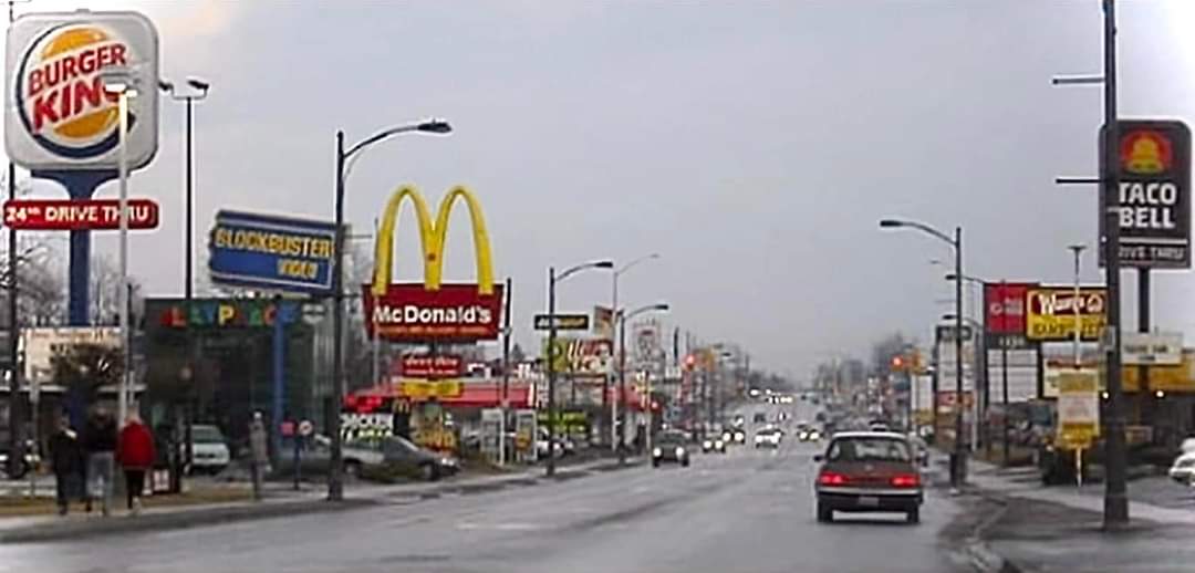 TheRetroRoomRoo's tweet photo. A city block in the early 2000s 🔥 https://t.co/yKoBHiDUGD