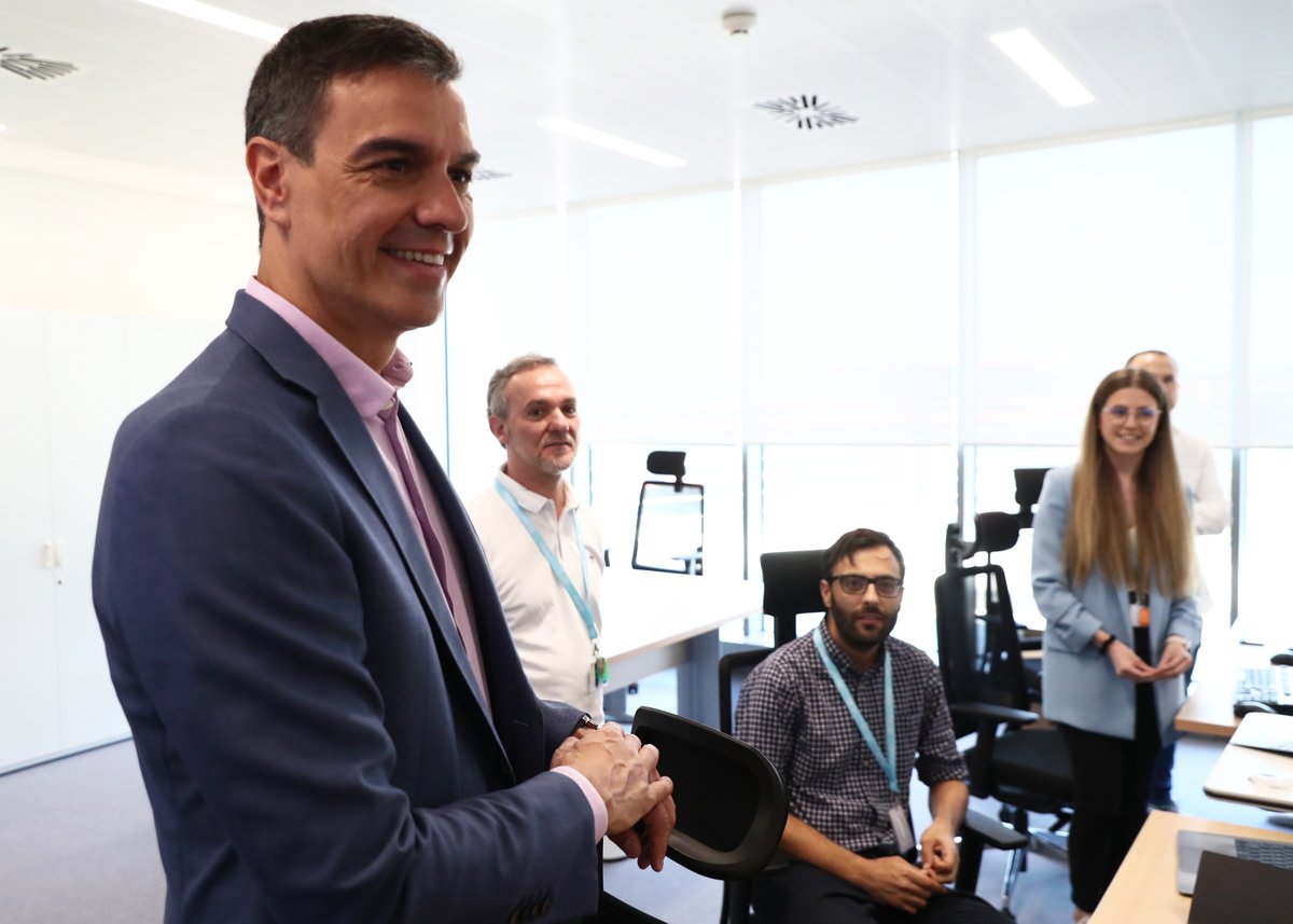 desdelamoncloa's tweet photo. El presidente @sanchezcastejon ha visitado en Madrid la oficina de Coordinación de la #EU2023ES.

España asume la Presidencia el Consejo de la UE desde el próximo 1 de julio.

Sigue la información de todos los actos programados en su web👇
https://t.co/hs6lQmc3Pk https://t.co/8LDpNu1qPS
