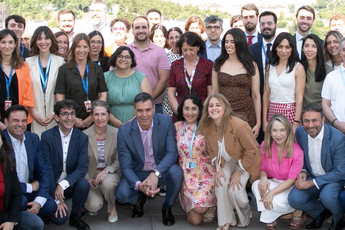 desdelamoncloa's tweet photo. El presidente @sanchezcastejon ha visitado en Madrid la oficina de Coordinación de la #EU2023ES.

España asume la Presidencia el Consejo de la UE desde el próximo 1 de julio.

Sigue la información de todos los actos programados en su web👇
https://t.co/hs6lQmc3Pk https://t.co/8LDpNu1qPS