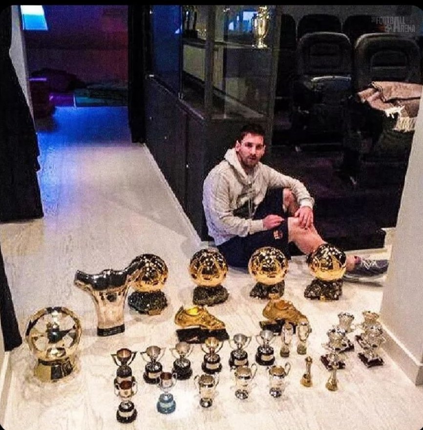 Hazırda 26 yaşdan aşağı aktiv futbolcu 
olub, Ballondorun sahibi olan futbolçu yoxdur.

Messi isə bu Fotoda 26 yaşındaydı.