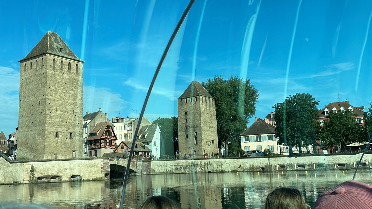 cyrine's tweet image. Petit tour en bateau pour les congressistes #AEI2023 @AcEntInnov 🛥️ pendant lequel j’apprends, notamment, que le quartier médiéval Petite France @strasbourg doit son appellation à la syphilis 😜