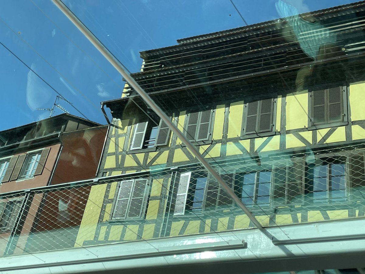 cyrine's tweet image. Petit tour en bateau pour les congressistes #AEI2023 @AcEntInnov 🛥️ pendant lequel j’apprends, notamment, que le quartier médiéval Petite France @strasbourg doit son appellation à la syphilis 😜