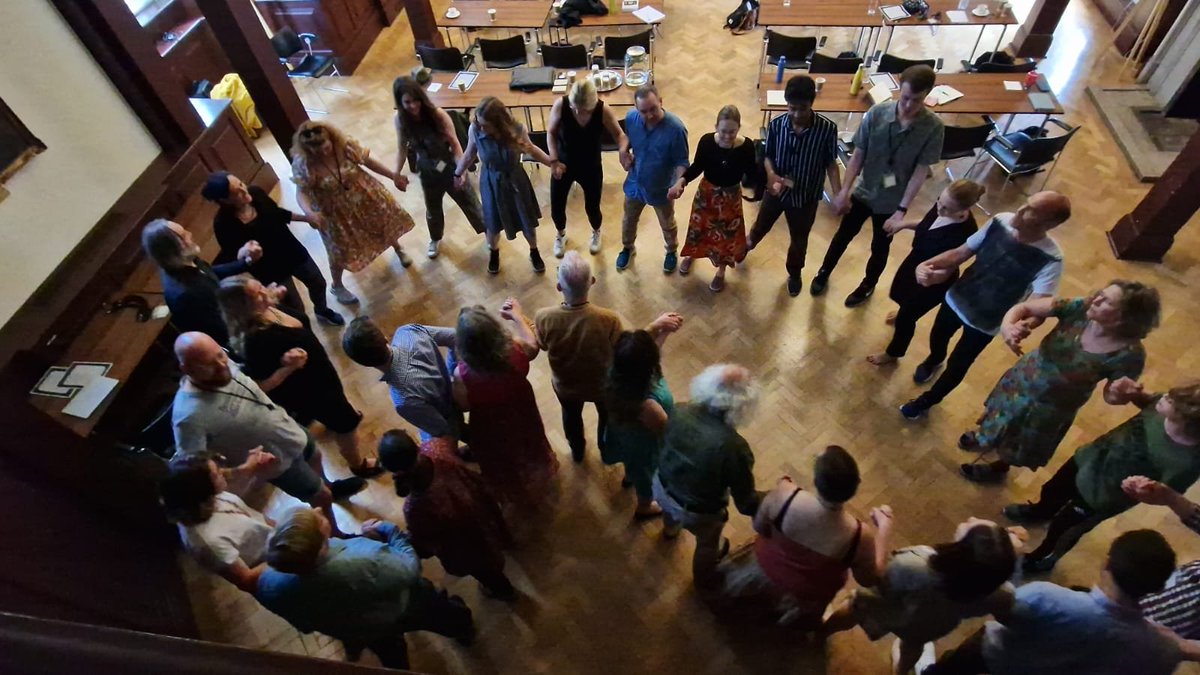 A conference where you give a talk in the morning and dance to Faroese ballads in the afternoon is just bellissimo!😜

Once again, thank you @bennells, <a href="/clare_poet/">Clare Mulley</a>, <a href="/InesGarLop/">Ines Garcia</a> and Richard Munro for organizing #ONPiP in beautiful Oxford!

<a href="/oldnorsepoetry/">Old Norse Poetry in Performance</a>
