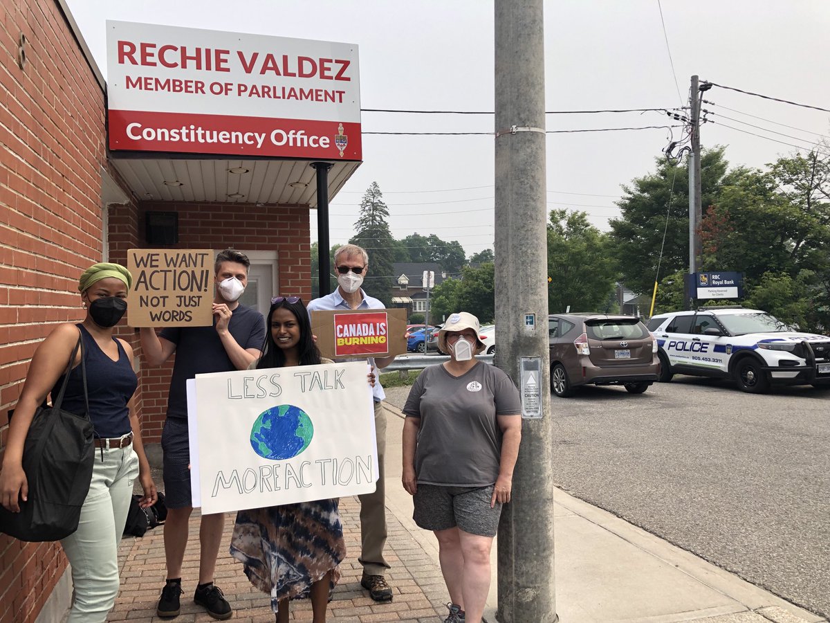 Here in Streetsville, letting MP ⁦@rechievaldez⁩ know that #canadaisburning