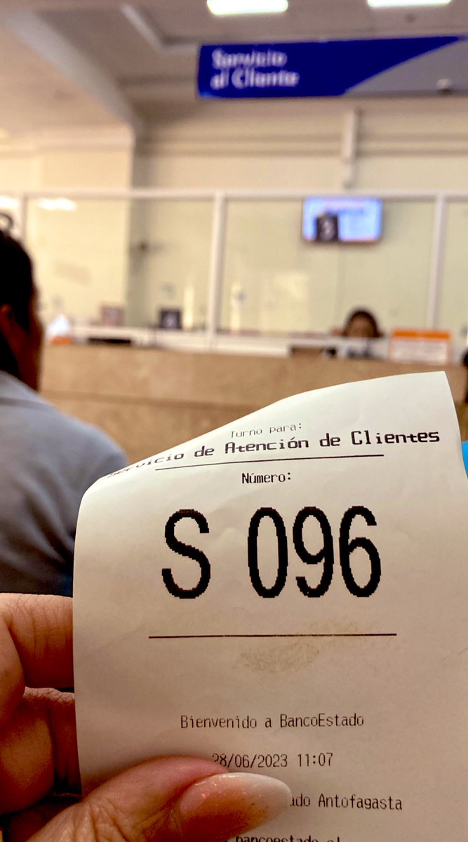 ROMA_DD's tweet image. Me ofrecí a hacer un favor en el @BancoEstado sucursal #Antofagasta pero el sistema es leeeeento y eso que estoy en la oficina principal, donde se supone que  todo es expedito.
Toda la mañana esperando que me atiendan, mientras muchas ejecutivas conversan o no están en sus ptos.