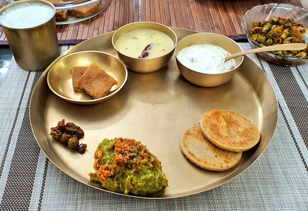 એ હાલો વાળું કરવા :

કાંસા ની થાળી માં કંસાર કહેવાય જો ભોજન માં બિસ્કીટ ભાખરી, લસુની ખીચડી, કઢી, રાયતું, વઘારેલાં મરચાં, સુખદાયી સુખડી અને મારી વ્હાલી વહાલી છાસ હોય.

આજે સાંજે આણંદ માં सुखम भोजनं સાથે સાંજે  प्रियम गोटा પણ માણ્યા.