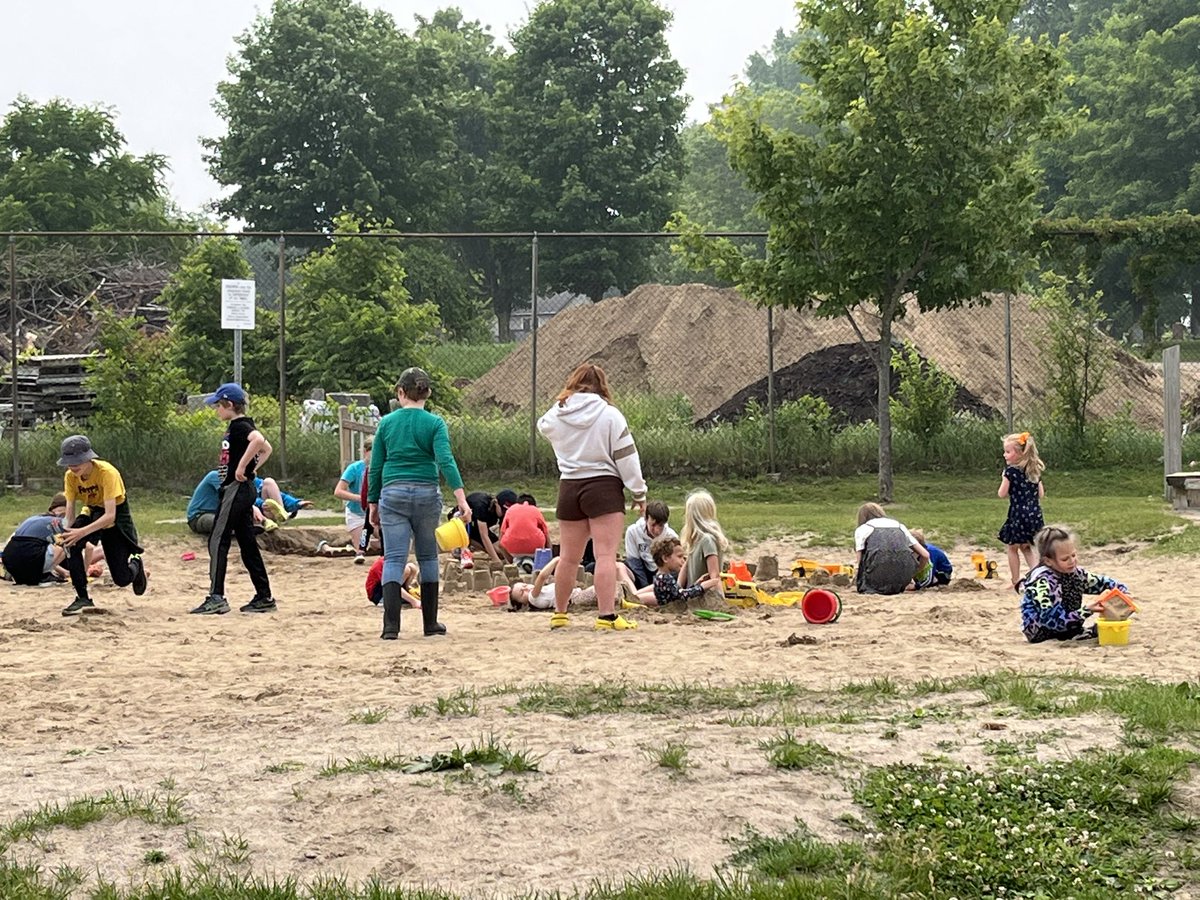 HPkindies103's tweet photo. Last buddy get together for the year!  Thanks grade 6/7s!  It’s been a blast! https://t.co/W38td4yIuF