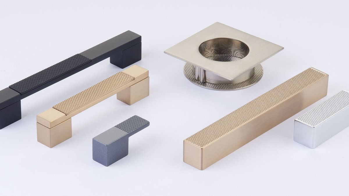 Schaubhardware's tweet photo. Made in Brazil, the Urbano Collection encompasses a blend of contemporary and industrial aesthetics. Urbano showcases a rectangular design with sleek, flat knurling details. Offered in a variety of styles and sizes, all available in five different finishes. #jewelryforthehome https://t.co/HRE4lDfXcN