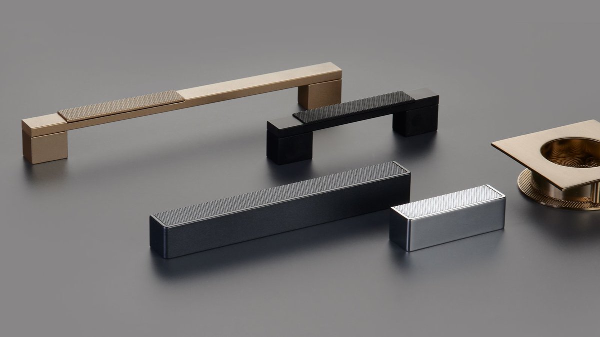 Schaubhardware's tweet photo. Made in Brazil, the Urbano Collection encompasses a blend of contemporary and industrial aesthetics. Urbano showcases a rectangular design with sleek, flat knurling details. Offered in a variety of styles and sizes, all available in five different finishes. #jewelryforthehome https://t.co/HRE4lDfXcN