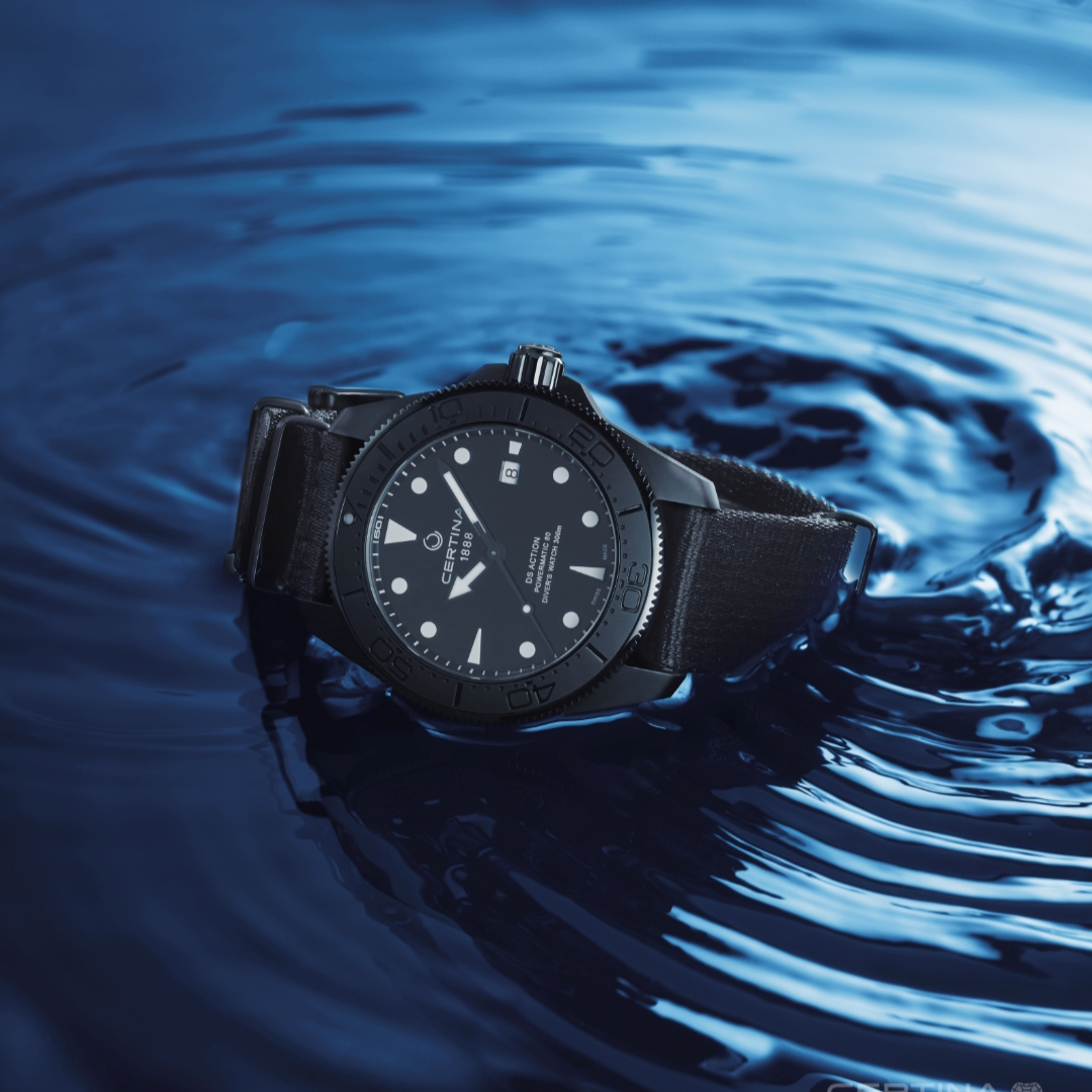 JuraWatches's tweet image. The sleek black silhouette of the new DS Action Diver Full Black 43mm watch from Certina is perfect for adventures underwater and on dry land.

Read our full review: bit.ly/3XcVbpo

#JuraWatches #Certina #DSAction #DivingWatch #CountonMe #WatchBlog #WatchReview