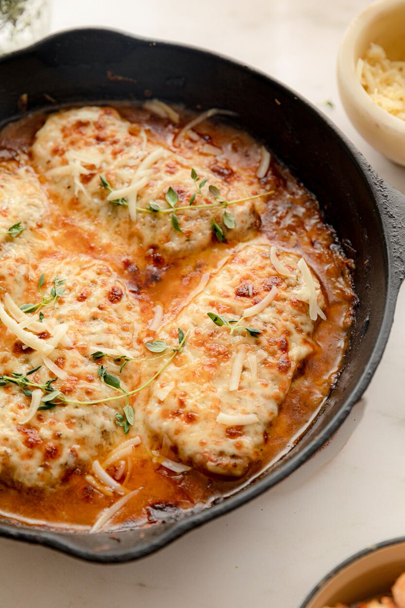 ArizonaPork's tweet image. We’re trading in the soup bowl for this French Onion Pork Chop Recipe. Each chop covered in your favorite flavors. 
Full recipe:ow.ly/Wmzg50OZxcq #nationalporkboard #porkcheckoff #pork #recipes #food #easyrecipes#nationalonionday #porkchops