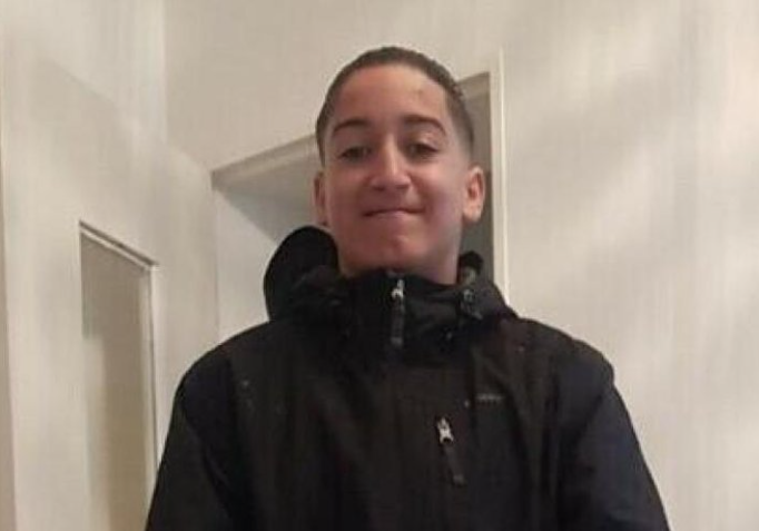 RomainMerciere's tweet photo. Camarades, la mort de Naël est une tragédie qui nous rappelle l'urgence d'un changement profond. Nous ne pouvons pas rester silencieux face à l'injustice. Nous devons nous lever et agir ensemble, pour Naël, pour tous ceux qui ont perdu la vie injustement, et pour les générations futures.

La violence policière et les abus de pouvoir sont malheureusement devenus monnaie courante dans notre société.
Nous devons exiger des comptes à ceux qui abusent de leur pouvoir et mettent en danger nos vies. Les réformes de la police et du système judiciaire sont urgentes. Nous devons renforcer les mécanismes de responsabilité et de transparence, afin de garantir que de tels actes de violence ne se reproduisent plus.
Nous devons nous attaquer aux racines du problème et demander des réformes radicales pour garantir la sécurité et la justice pour tous les citoyens.

Mais n'oublions pas  l'influence toxique de l'extrême droite et de la "facho-sphère" dans notre pays. Ces individus, ces salauds, ont allumé les flammes de la haine et de la division. Ils propagent leurs idéologies racistes, xénophobes et antidémocratiques, détruisant les fondements mêmes de notre société.

Bêtes et méchants, ils ont mis le pays à feu et à sang. Leur mépris envers toi et moi, nos parents, nos enfants, est indéniable. Ils ne se soucient que de leurs propres intérêts et de leur vision étroite du monde. Ils exploitent les peurs et les frustrations des plus vulnérables pour servir leurs propres agendas politiques, semant la discorde et la haine sur leur passage.

Mais nous, camarades, nous sommes la résistance. Nous sommes ceux qui croient en la justice sociale, en l'égalité et en la solidarité. Nous devons nous unir contre ces forces réactionnaires et défendre nos valeurs progressistes avec détermination.

#Nanterre #ViolencesPolicieres #Darmanin
#AssembléeNationale
