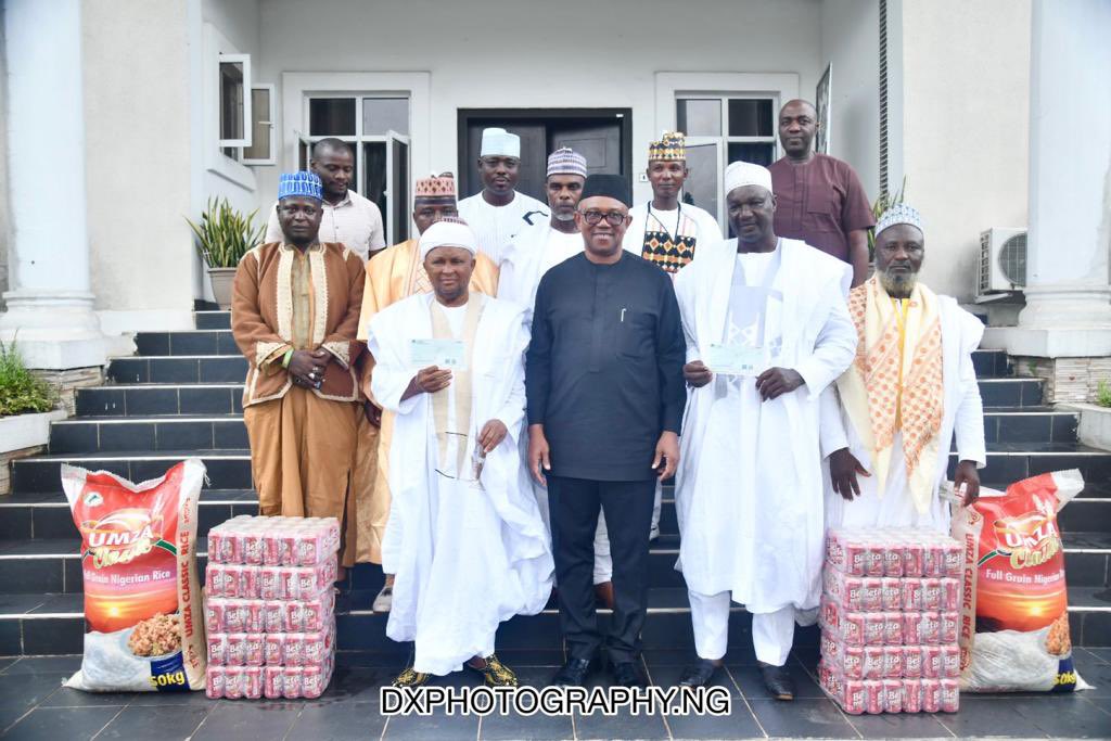 Sports_Doctor2's tweet photo. His Excellency Mr. Peter Obi celebrated Today's Sallah with Muslims in Awka and Onitsha immediately after leaving Enugu.

He handed cheques and gift items to them as they celebrate EID.

See how his seating on the armrest in the pic 3, na this kind man you won use a 100+ car convoy follow for back, he will swear for you 🤣🤣🤣🤣