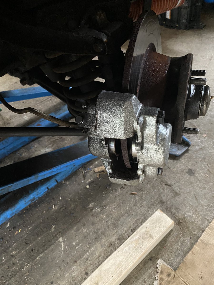 aohereng's tweet image. #mg #magnette update, well it’s not the servo, the pistons in the caliper move fine ( just not back in, but side to side ) so by default it has to be the blithering master cylinder. That’s a pain. #classicgarigista #aohe #aoheconmunity