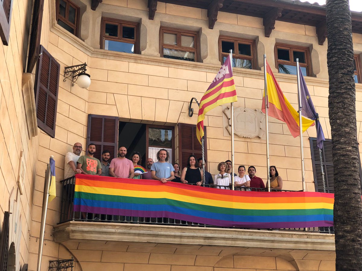 Estima a qui vulguis, però estima 🏳️‍🌈. A Son Servera orgullosament orgullosos, avui i cada dia.

Ens sumam als actes de commemoració del dia de l'Orgull LGTBI+ penjant la bandera de l'arc de Sant Martí a la balconada.

#Orgull2023
#LGTBI+