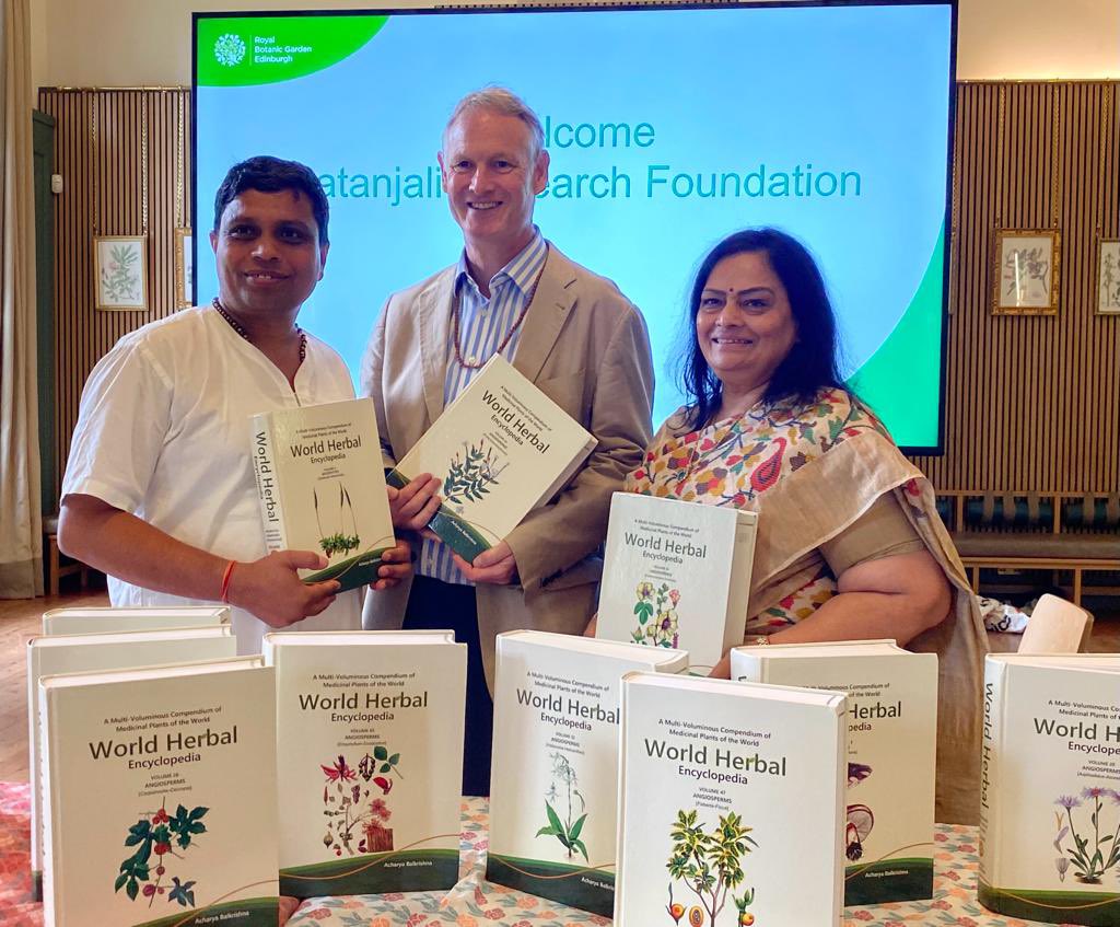 Ach_Balkrishna's tweet photo. Royal Botanic Garden Edinburgh में World Herbal Encyclopedia का लोकार्पण करते हुए हमें गर्व की अनुभूति हो रही है। श्रद्धेय @yogrishiramdev जी के आशीर्वाद तथा हमारे वैज्ञानिकों डॉक्टर वेदप्रियाजी  एवं पूरी टीम के अहर्निश प्रयास, समर्पण एवं त्याग से आज भारतीय ज्ञान परंपरा को वैश्विक स्तर पर स्थापित करने की ओर पतंजलि का एक और कदम आगे बढ़ा। पतंजलि के प्रयास से भारतीय ज्ञान परंपरा न केवल विश्व में स्थापित होगी अपितु भारतवर्ष में जो लोग पाश्चात्य लोगों के कार्यों के प्रति ही प्रभावित रहते हैं वे भारतीय  वैज्ञानिकों के द्वारा किए गए कार्यों के प्रति भी गौरव की अनुभूति करेंगे ।इस अवसर पर Royal Botanic Garden Edinburgh के वरिष्ठ वैज्ञानिक Dr. Mark Watson, Dr. Greg , भारत के Deputy Consulate General सतवीर सिंह जी,  पतंजलि के वरिष्ठ वैज्ञानिक डॉक्टर अनुराग वार्ष्णेय, माता सुनीता जी एवं पतंजलि की टीम की उपस्थिति रही।