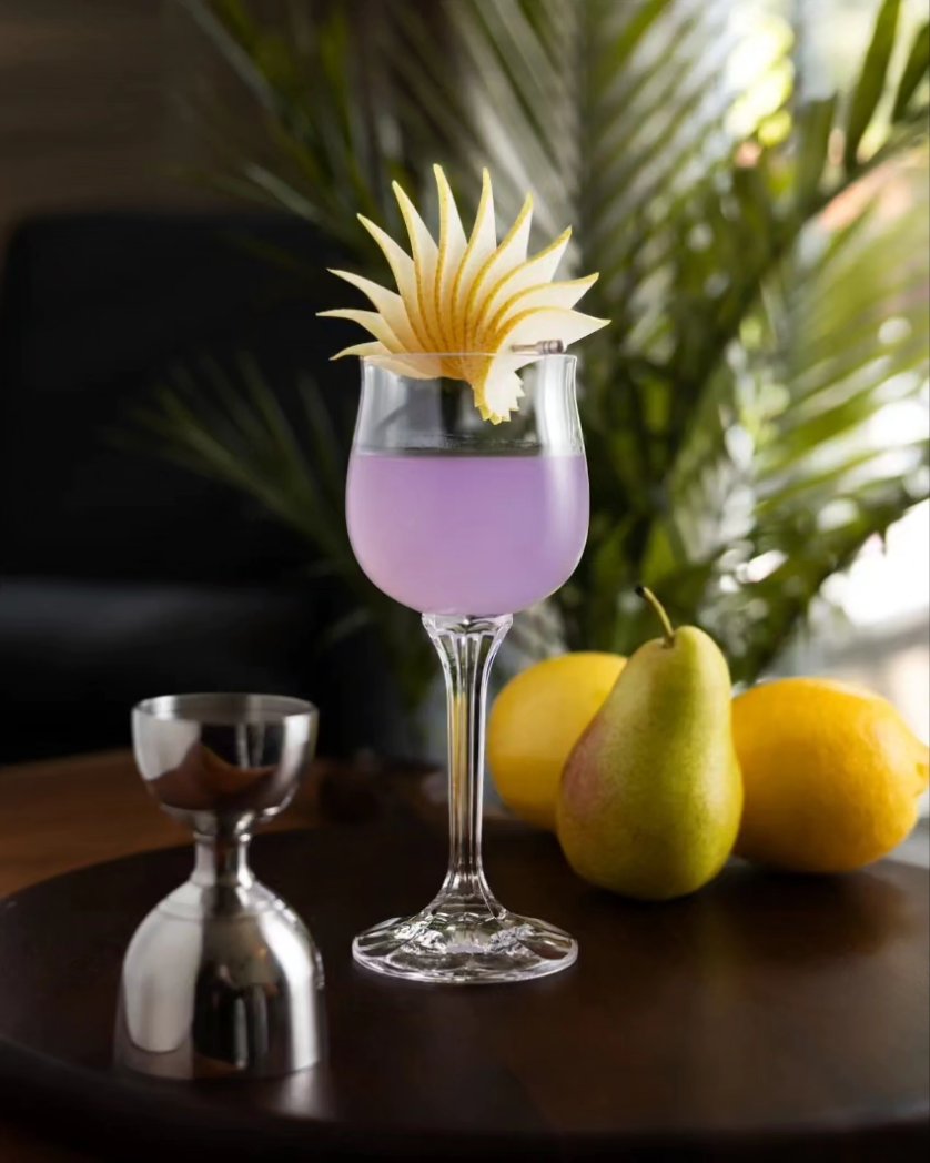 ~Pearple Lavender~ by @the.secondshot 30ml Evolve Gin -Coconut Milk Wash- 30ml Pear Brandy 20ml Lemon 10ml Lavender Syrup Absinthe Rinse All products for this cocktail are from Okanagan Spirits Craft Distillery. 💜