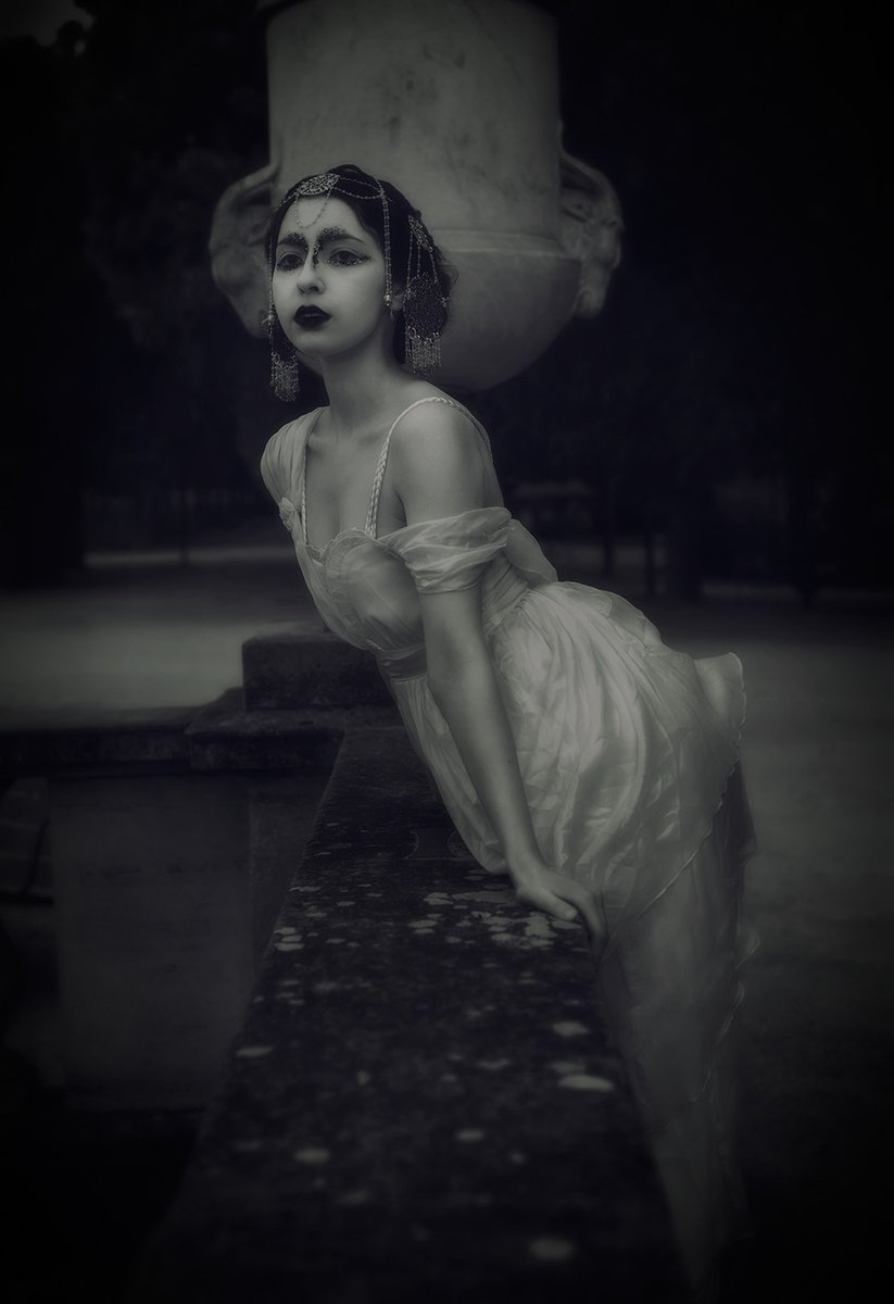 Portrait de @lunamyosotis 2023 - Paris. Coiffe : Aurum in Arca. Photographer : @psycheophiuchus A change of atmosphere for Luna... She reminds me of a character from one of my favourite gothic novels 🖤! #fineartphotography #gothic #oldfashion