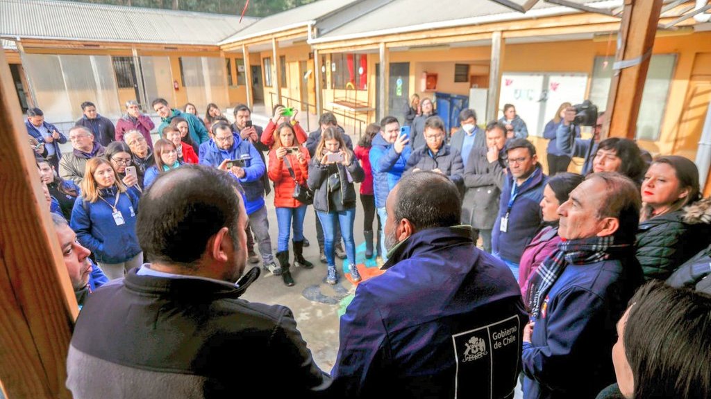 trivino_m's tweet photo. 🚸Seguimos en terreno, junto a las autoridades de educación. Hoy, estamos en 📍Curepto, región del Maule, visitando la Escuela Juan Jesús González y compartiendo con integrantes de su comunidad educativa, quienes resultaron gravemente afectados/as con las lluvias. https://t.co/7apbXvYt67
