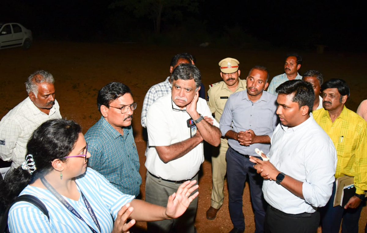 CollectorC72819's tweet photo. చిత్తూరు,జూన్ 28:

 *చీలాపల్లి సీఎంసి లో హెలిప్యాడ్, మెడికల్ కాలేజీకి భూమి పూజ పనులఏర్పాట్ల ను పరిశీలించిన జిల్లా కలెక్టర్ ఎస్. షన్మోహన్. https://t.co/wx0jmVPlu4